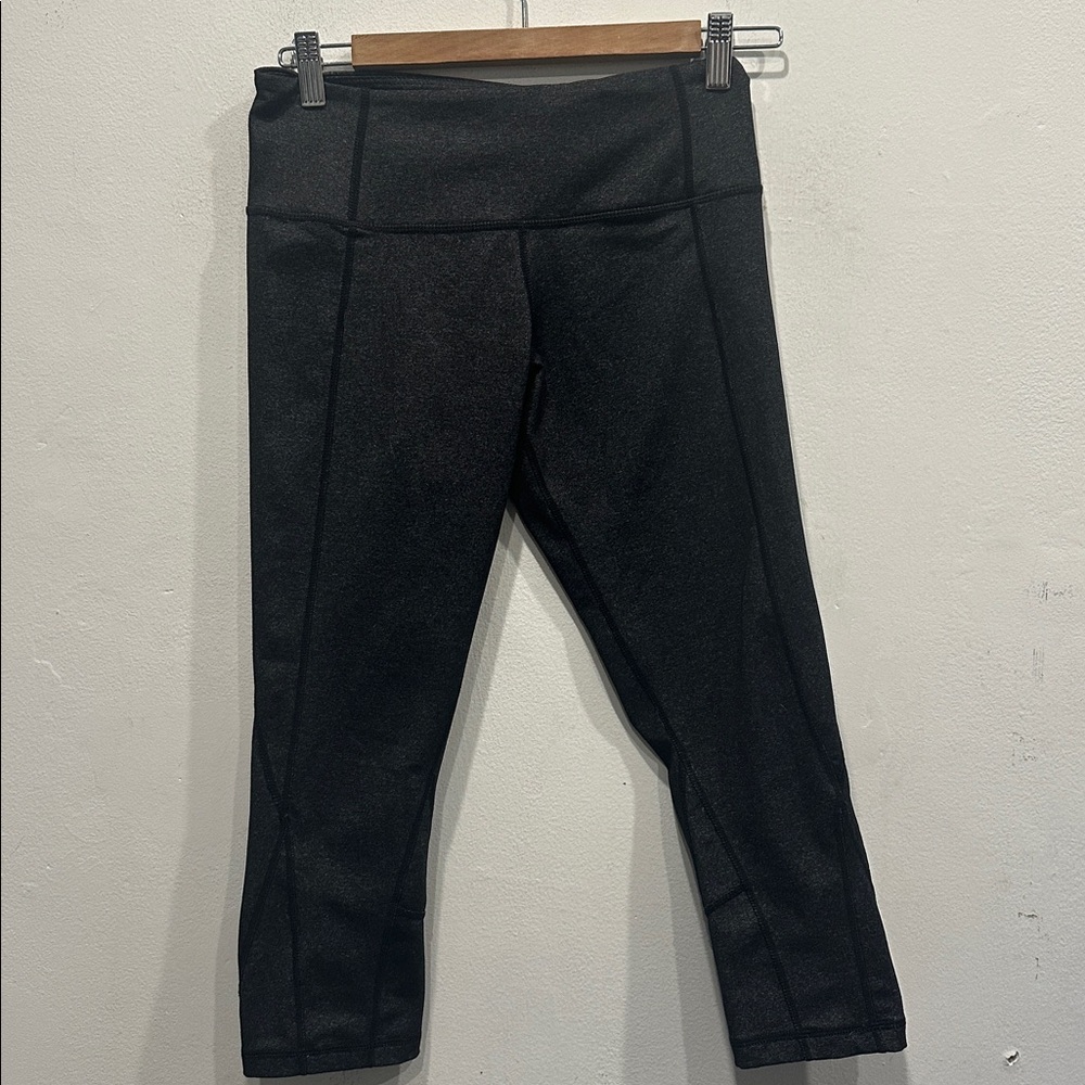 Lululemon Grey Black Cropped Leggings  size 6 compression running athleisure